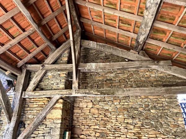Maison ancienne - Montignac-lascaux En Périgord Noir, maison de caractère avec dépendances réparties autour d'une grande cour. Beaucoup de cachet avec deux belles pièces et leurs cheminées. Idéale pour les vacances.