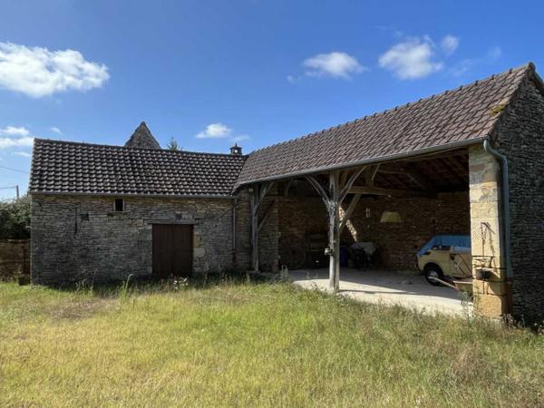 Maison ancienne - Montignac-lascaux En Périgord Noir, maison de caractère avec dépendances réparties autour d'une grande cour. Beaucoup de cachet avec deux belles pièces et leurs cheminées. Idéale pour les vacances.