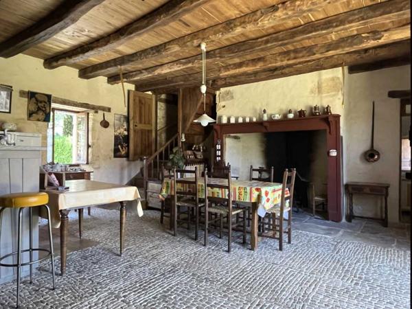 Maison ancienne - Montignac-lascaux En Périgord Noir, maison de caractère avec dépendances réparties autour d'une grande cour. Beaucoup de cachet avec deux belles pièces et leurs cheminées. Idéale pour les vacances.