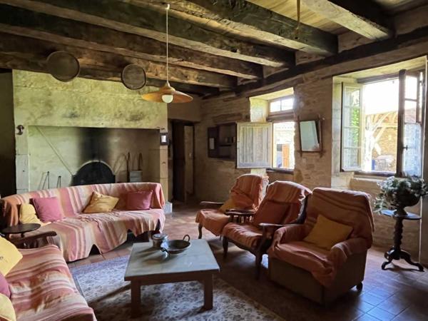 Maison ancienne - Montignac-lascaux En Périgord Noir, maison de caractère avec dépendances réparties autour d'une grande cour. Beaucoup de cachet avec deux belles pièces et leurs cheminées. Idéale pour les vacances.
