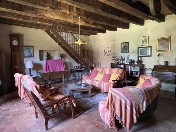 Maison ancienne - Montignac-lascaux En Périgord Noir, maison de caractère avec dépendances réparties autour d'une grande cour. Beaucoup de cachet avec deux belles pièces et leurs cheminées. Idéale pour les vacances.