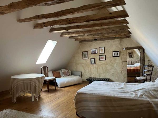 Maison ancienne - Montignac-lascaux En Périgord Noir, maison de caractère avec dépendances réparties autour d'une grande cour. Beaucoup de cachet avec deux belles pièces et leurs cheminées. Idéale pour les vacances.