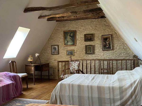 Maison ancienne - Montignac-lascaux En Périgord Noir, maison de caractère avec dépendances réparties autour d'une grande cour. Beaucoup de cachet avec deux belles pièces et leurs cheminées. Idéale pour les vacances.