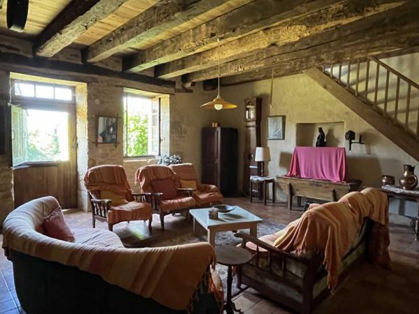 Maison ancienne - Montignac-lascaux En Périgord Noir, maison de caractère avec dépendances réparties autour d'une grande cour. Beaucoup de cachet avec deux belles pièces et leurs cheminées. Idéale pour les vacances.