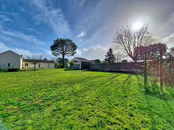 SAINT SEBASTIEN SUR LOIRE GRANDE MAISON FAMILIALE 4 CHAMBRES TERRAIN DIVISIBLE DE 1640M2 TRANSPORTS