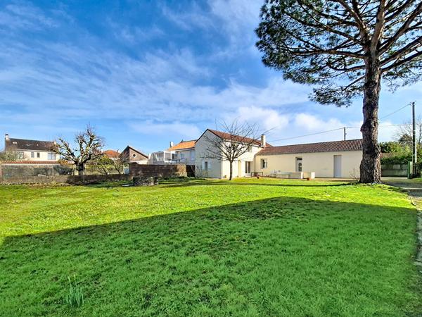 SAINT SEBASTIEN SUR LOIRE GRANDE MAISON FAMILIALE 4 CHAMBRES TERRAIN DIVISIBLE DE 1640M2 TRANSPORTS