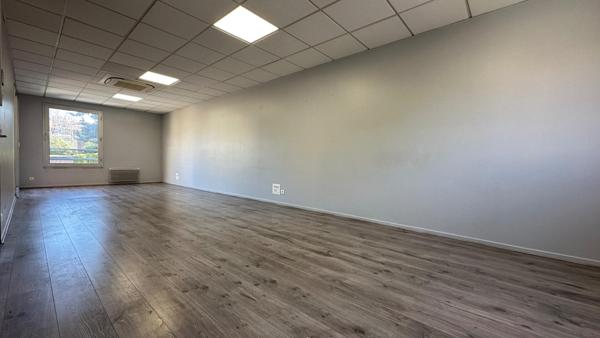 Bureau 50 m² + terrasse 15 m² – 1er étage – Parking – Boulevard Watteau, Valenciennes