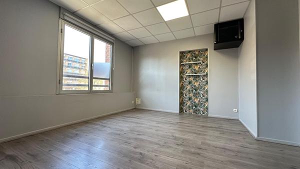 Bureau 50 m² + terrasse 15 m² – 1er étage – Parking – Boulevard Watteau, Valenciennes