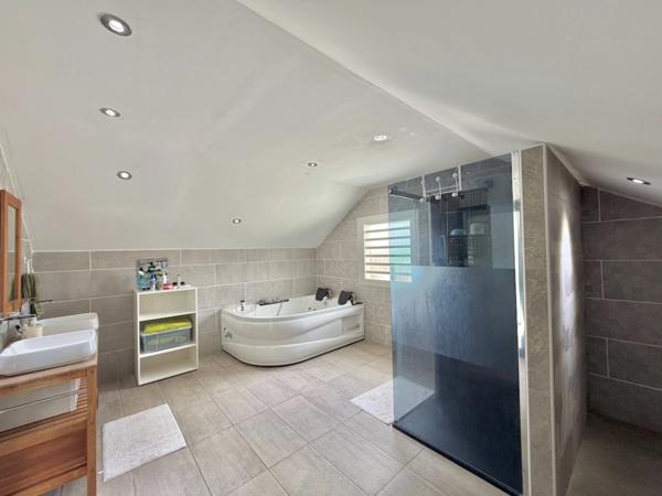 À VENDRE SAINT LOUIS (974) – Belle Villa T8 avec piscine – centre-ville