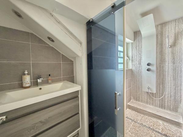 À VENDRE SAINT LOUIS (974) – Belle Villa T8 avec piscine – centre-ville