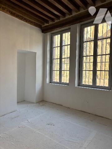 DIJON Centre historique, appartement à finir d'aménager avec studio séparé à rénover totalement