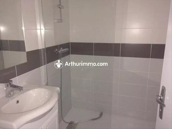 Location                                                      Appartement
                        
                     5 pièces                      84 m2                     à Matha