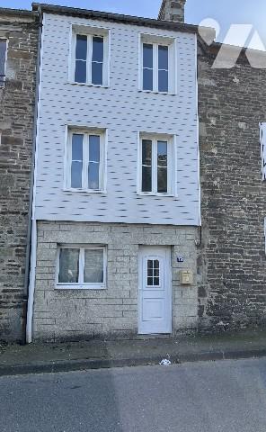 -Maison d’habitation mitoyenne,  située dans le centre bourg avec garage et jardin indépendants.