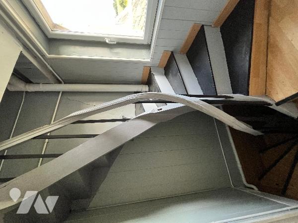 -Maison d’habitation mitoyenne,  située dans le centre bourg avec garage et jardin indépendants.