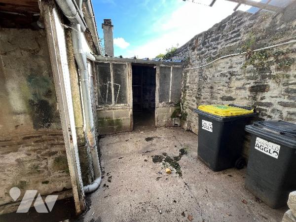 -Maison d’habitation mitoyenne,  située dans le centre bourg avec garage et jardin indépendants.