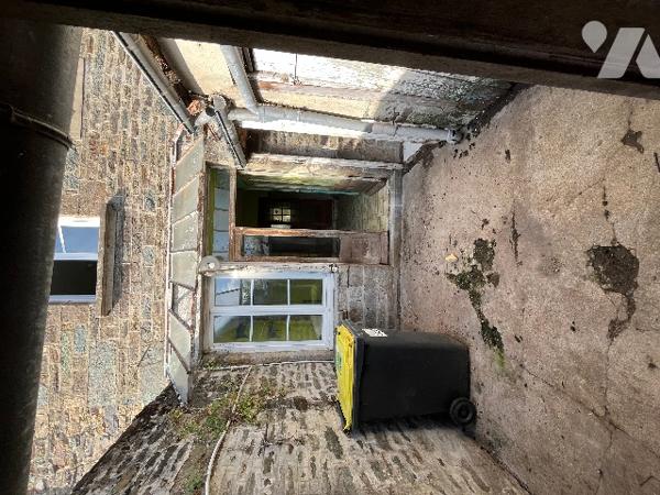 -Maison d’habitation mitoyenne,  située dans le centre bourg avec garage et jardin indépendants.