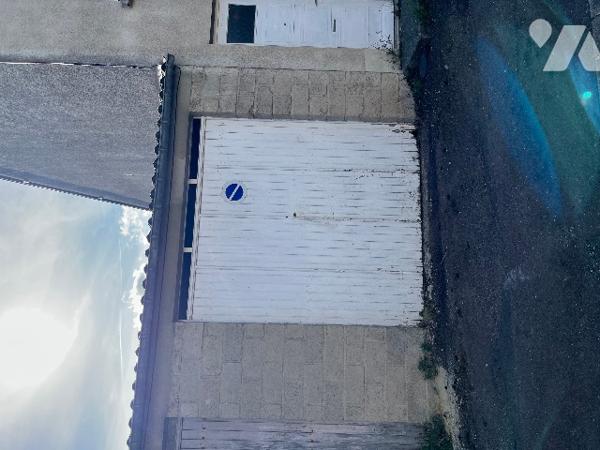 -Maison d’habitation mitoyenne,  située dans le centre bourg avec garage et jardin indépendants.