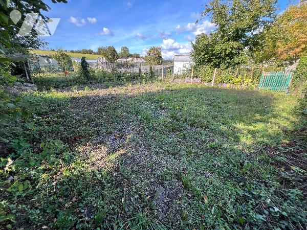 -Maison d’habitation mitoyenne,  située dans le centre bourg avec garage et jardin indépendants.