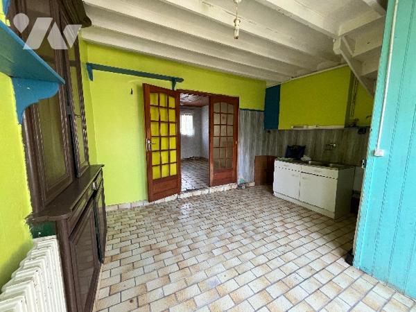 -Maison d’habitation mitoyenne,  située dans le centre bourg avec garage et jardin indépendants.