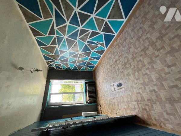 -Maison d’habitation mitoyenne,  située dans le centre bourg avec garage et jardin indépendants.