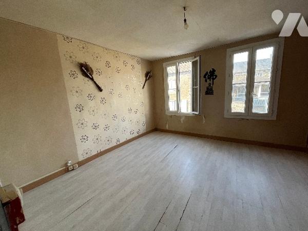 -Maison d’habitation mitoyenne,  située dans le centre bourg avec garage et jardin indépendants.