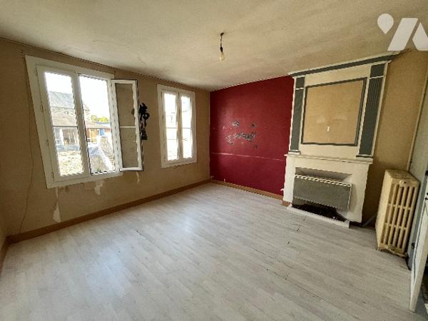 -Maison d’habitation mitoyenne,  située dans le centre bourg avec garage et jardin indépendants.