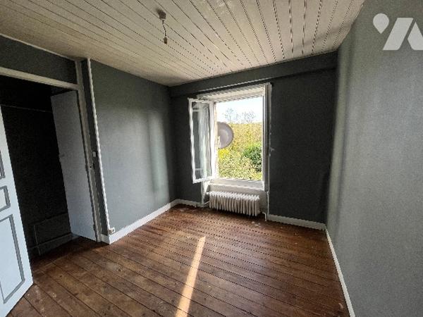 -Maison d’habitation mitoyenne,  située dans le centre bourg avec garage et jardin indépendants.