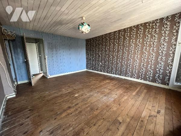 -Maison d’habitation mitoyenne,  située dans le centre bourg avec garage et jardin indépendants.