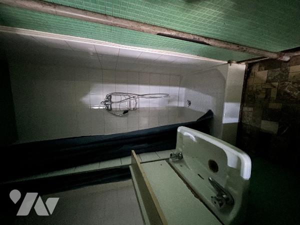 -Maison d’habitation mitoyenne,  située dans le centre bourg avec garage et jardin indépendants.