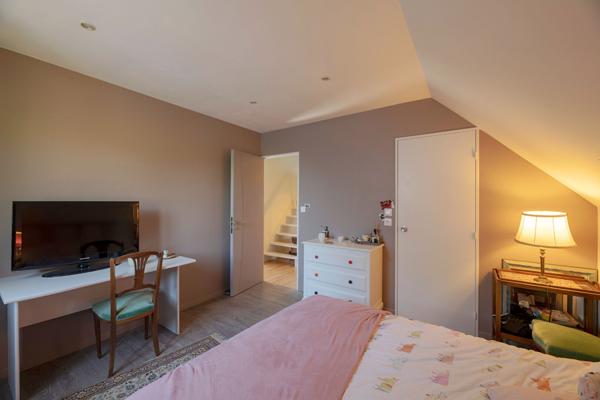 Maison Betton  PIECE DE VIE DE 70 m² / JARDIN SANS VIS A VIS / PROXIMITE ECOLE ET BUS  /  5 CHAMBRES