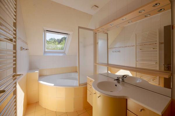 Maison Betton  PIECE DE VIE DE 70 m² / JARDIN SANS VIS A VIS / PROXIMITE ECOLE ET BUS  /  5 CHAMBRES