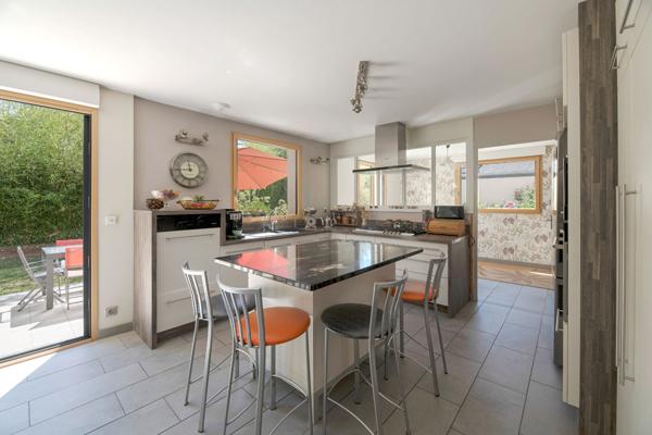 Maison Betton  PIECE DE VIE DE 70 m² / JARDIN SANS VIS A VIS / PROXIMITE ECOLE ET BUS  /  5 CHAMBRES