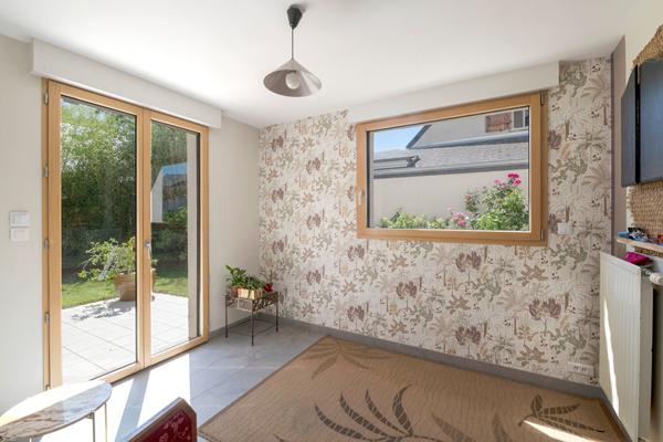 Maison Betton  PIECE DE VIE DE 70 m² / JARDIN SANS VIS A VIS / PROXIMITE ECOLE ET BUS  /  5 CHAMBRES