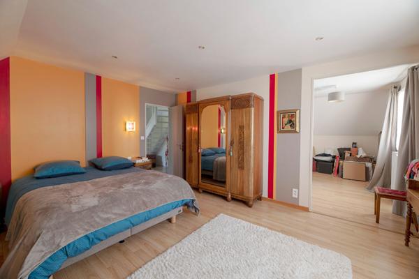 Maison Betton  PIECE DE VIE DE 70 m² / JARDIN SANS VIS A VIS / PROXIMITE ECOLE ET BUS  /  5 CHAMBRES