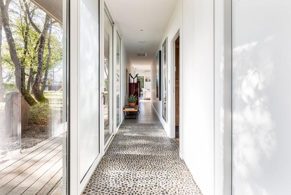 Maison d’architecte de plain pieds et son bois