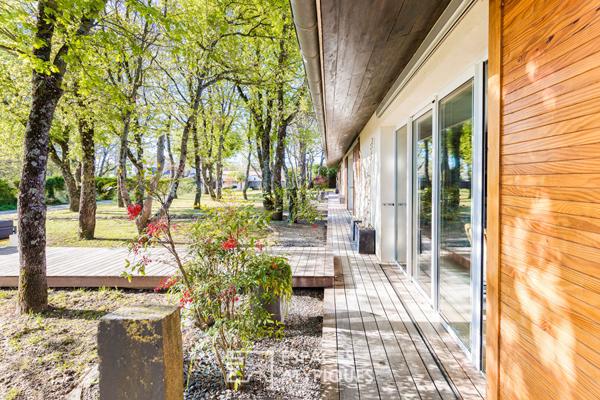 Maison d’architecte de plain pieds et son bois