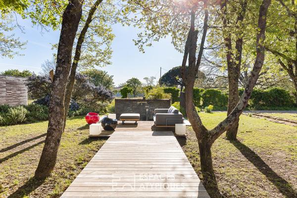 Maison d’architecte de plain pieds et son bois