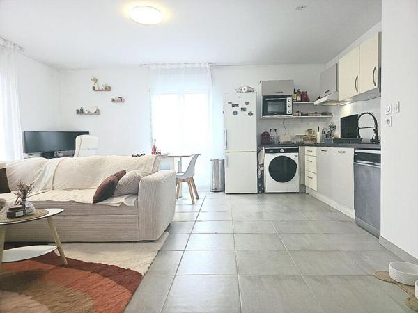 Superbe 3 pièces moderne avec grande terrasse, piscine et parkings à 10 minutes de la mer