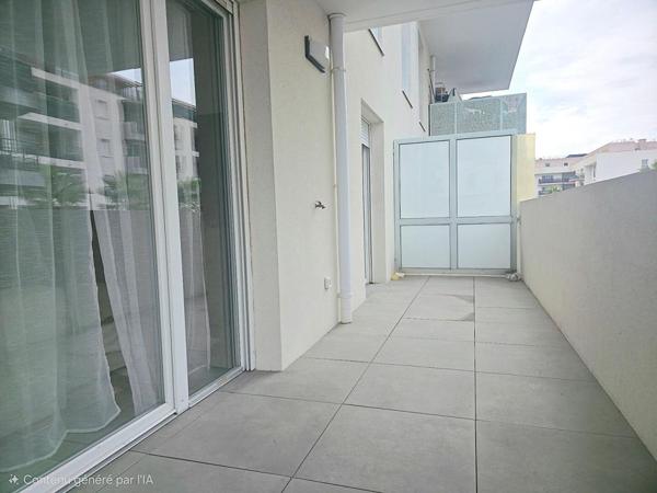 Superbe 3 pièces moderne avec grande terrasse, piscine et parkings à 10 minutes de la mer