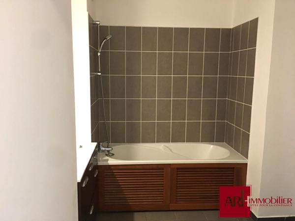 A vendre beau F1 au calme - loué - Bas des Rampes de St François - Saint-Denis