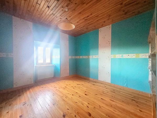 EXCLUSIVITE ! Ancien corps de ferme avec dependances sur plus de 2000 m 2 de terrain sur Yssingeaux