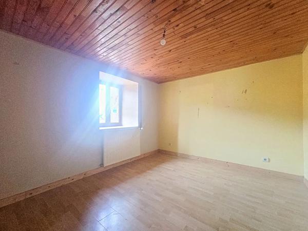 EXCLUSIVITE ! Ancien corps de ferme avec dependances sur plus de 2000 m 2 de terrain sur Yssingeaux