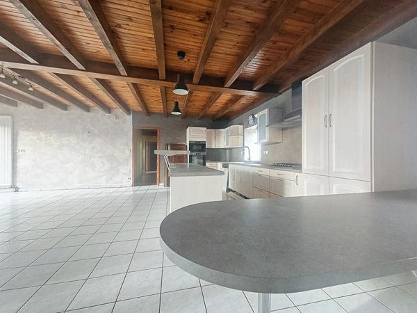 EXCLUSIVITE ! Ancien corps de ferme avec dependances sur plus de 2000 m 2 de terrain sur Yssingeaux