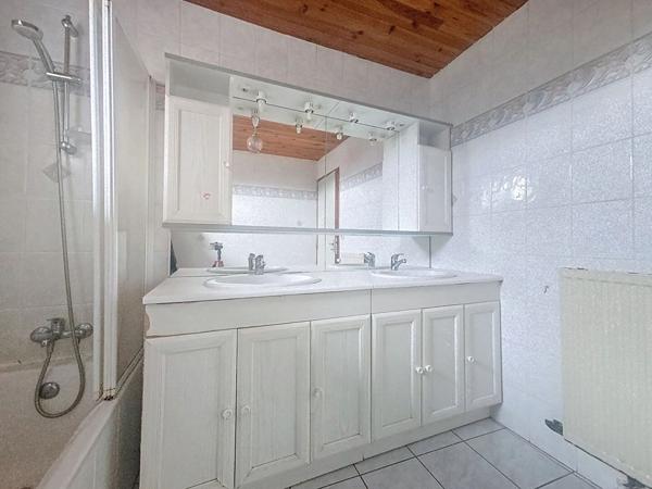 EXCLUSIVITE ! Ancien corps de ferme avec dependances sur plus de 2000 m 2 de terrain sur Yssingeaux