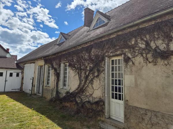 Maison authentique avec garage et dépendances