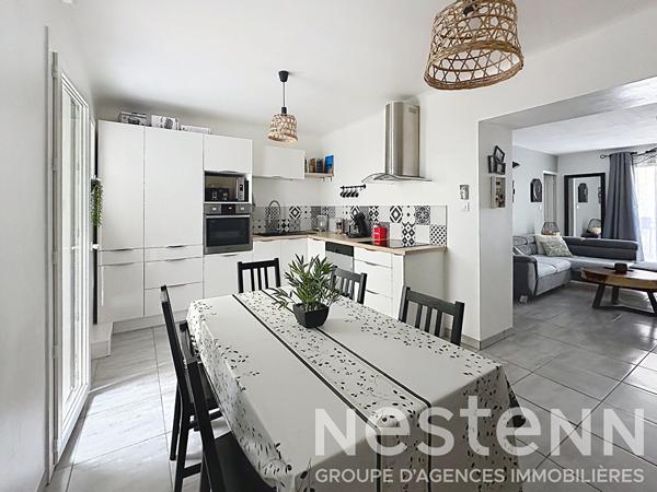 Maison de ville à vendre à Beaucaire avec garage double, patio, 3 chambres et espace bureau