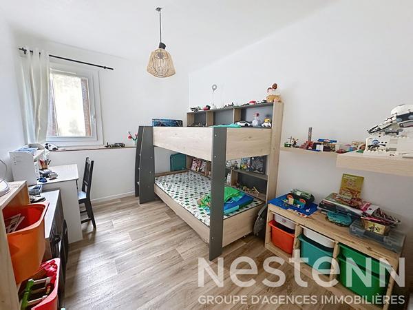 Maison de ville à vendre à Beaucaire avec garage double, patio, 3 chambres et espace bureau