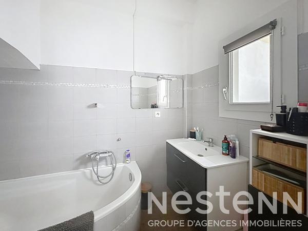 Maison de ville à vendre à Beaucaire avec garage double, patio, 3 chambres et espace bureau