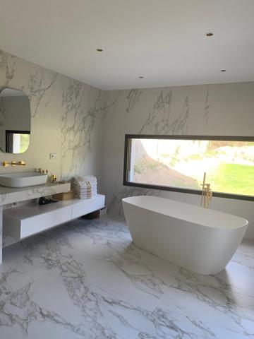 TRES BELLE CONTEMPORAINE