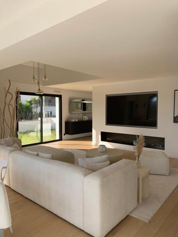TRES BELLE CONTEMPORAINE